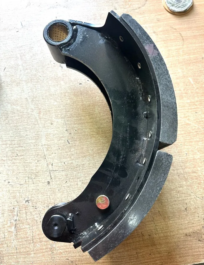 3501375C242 - Колодка тормозная передняя в сборе с роликом FAW J6