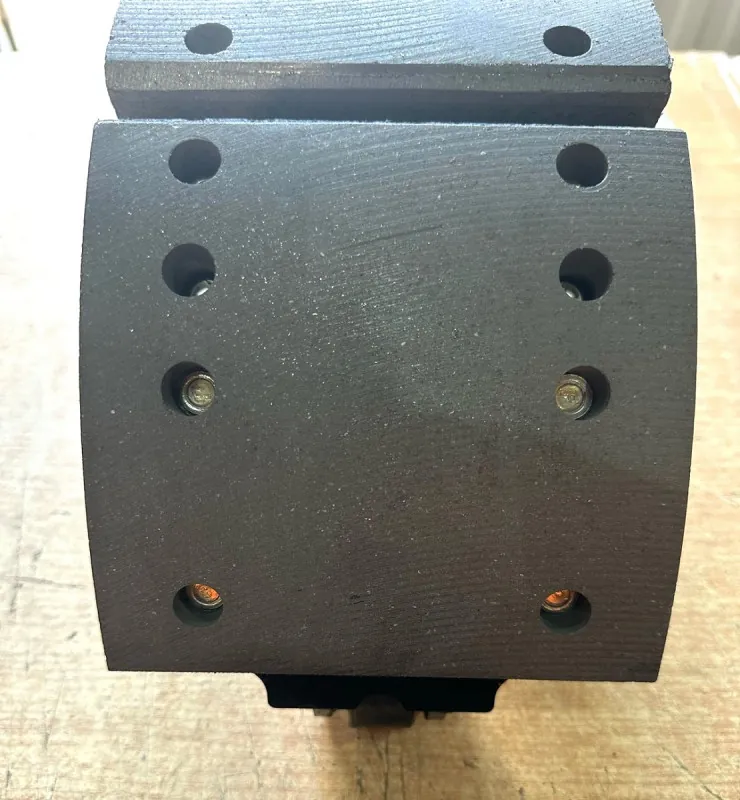 3501375C242 - Колодка тормозная передняя в сборе с роликом FAW J6