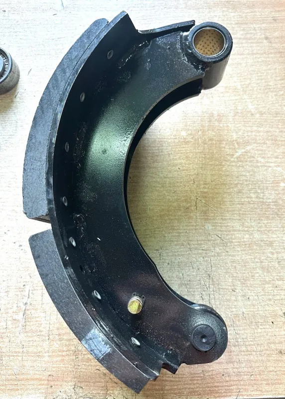 3501375C242 - Колодка тормозная передняя в сборе с роликом FAW J6