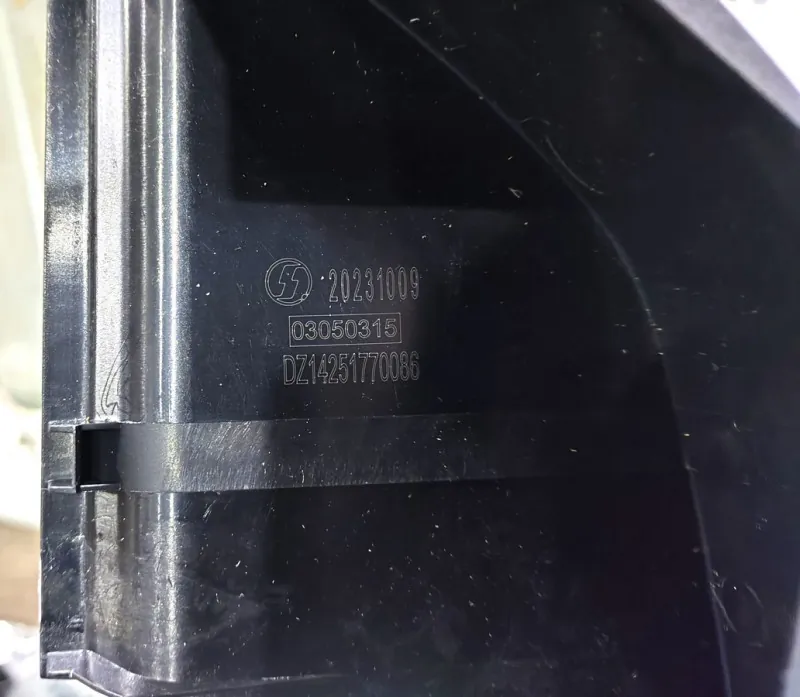 DZ14251770086 - Крышка декоративная нижняя крепления правого зеркала SHACMAN X5000 ОРИГИНАЛ