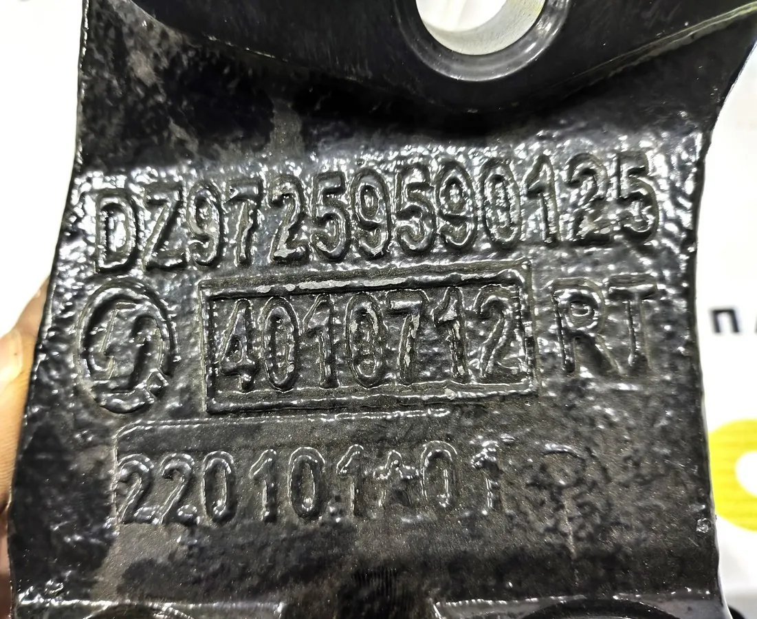 DZ97259590125 - Кронштейн двигателя задний левый SHACMAN X3000 ОРИГИНАЛ