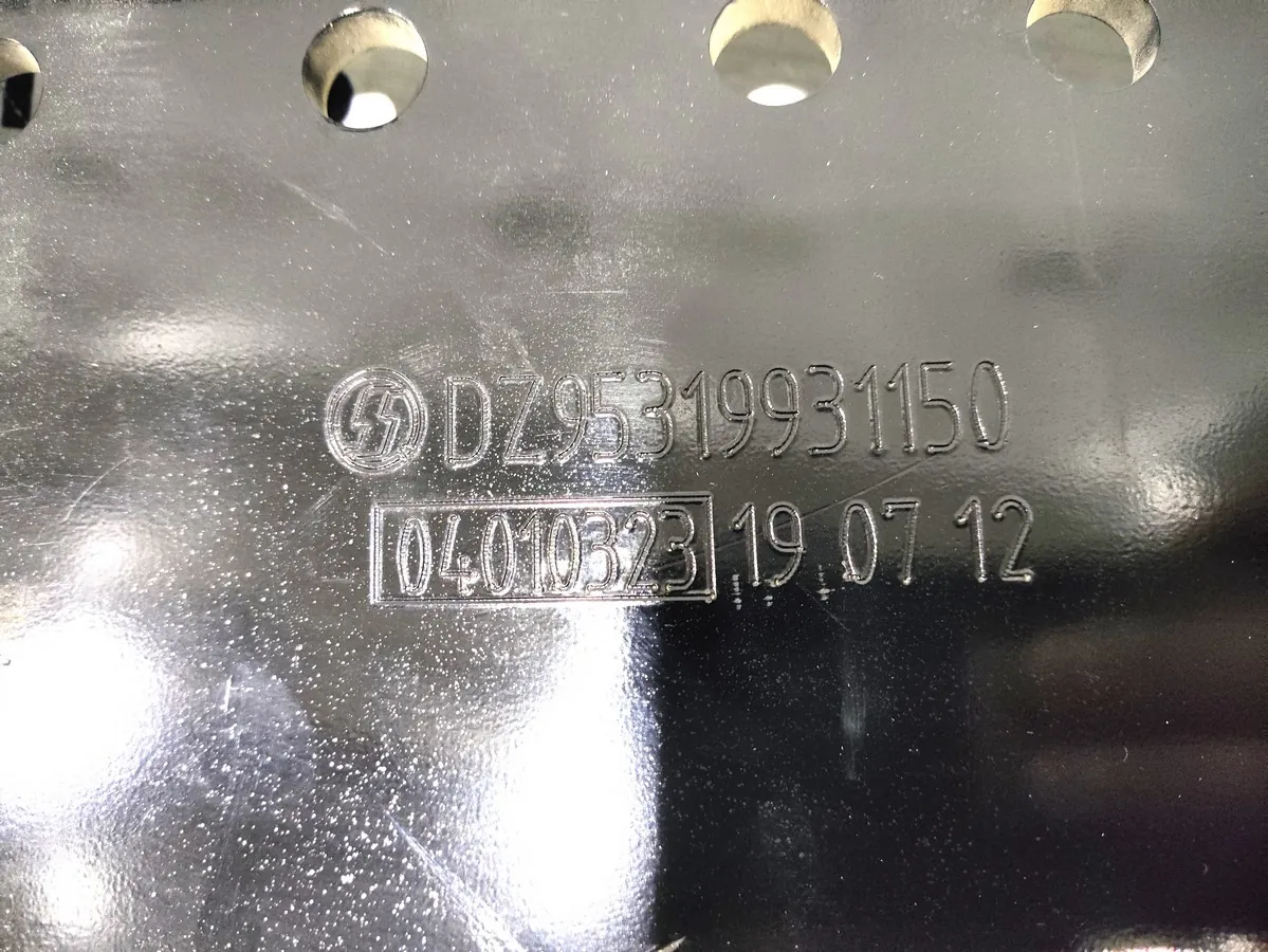 DZ95319931150 - Кронштейн переднего бампера левый SHACMAN ОРИГИНАЛ