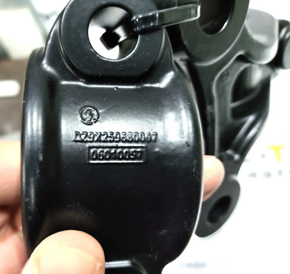 DZ9X259680065 - Кронштейн переднего стабилизатора SHACMAN X6000 ОРИГИНАЛ