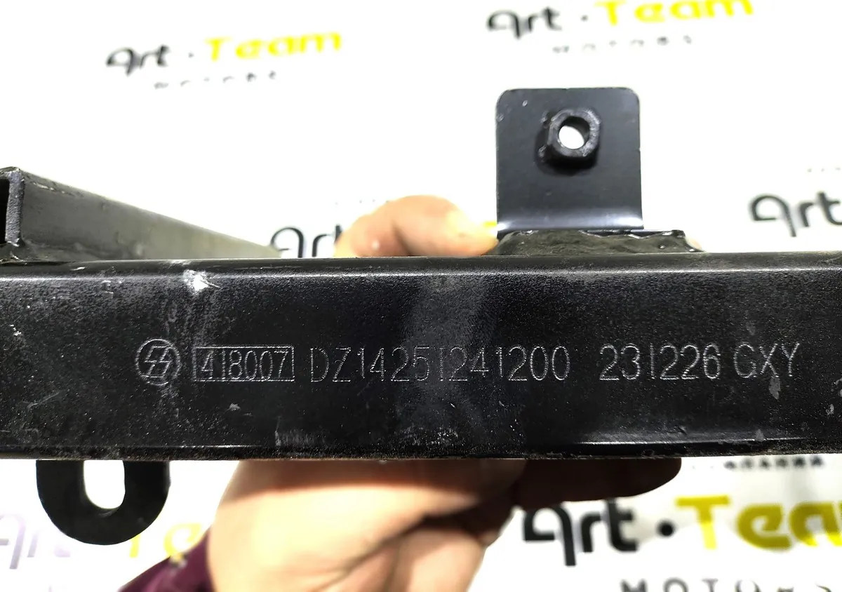 DZ14251241200 - Кронштейн правый подвесной подножки SHACMAN X3000 ОРИГИНАЛ