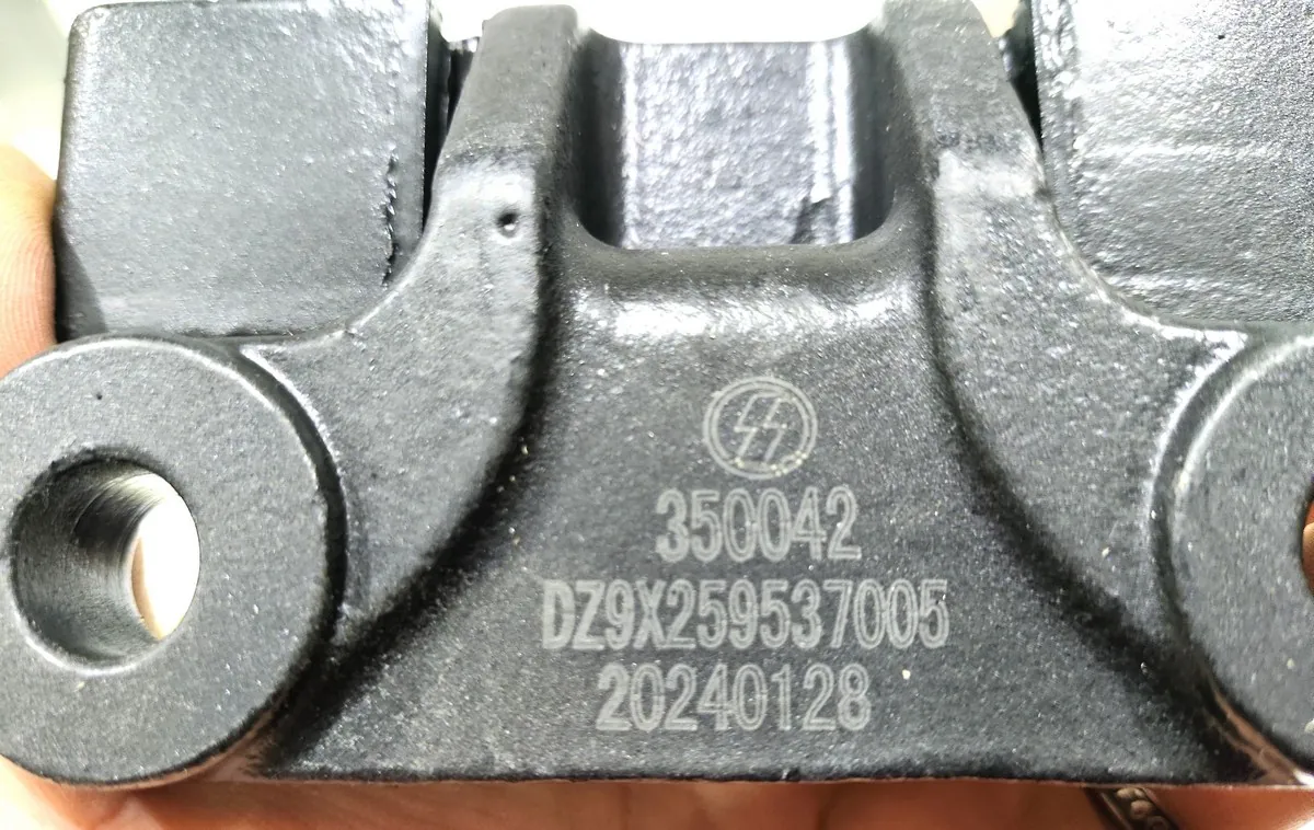 DZ9X259537005 - Кронштейн радиатора левый SHACMAN X6000 ОРИГИНАЛ
