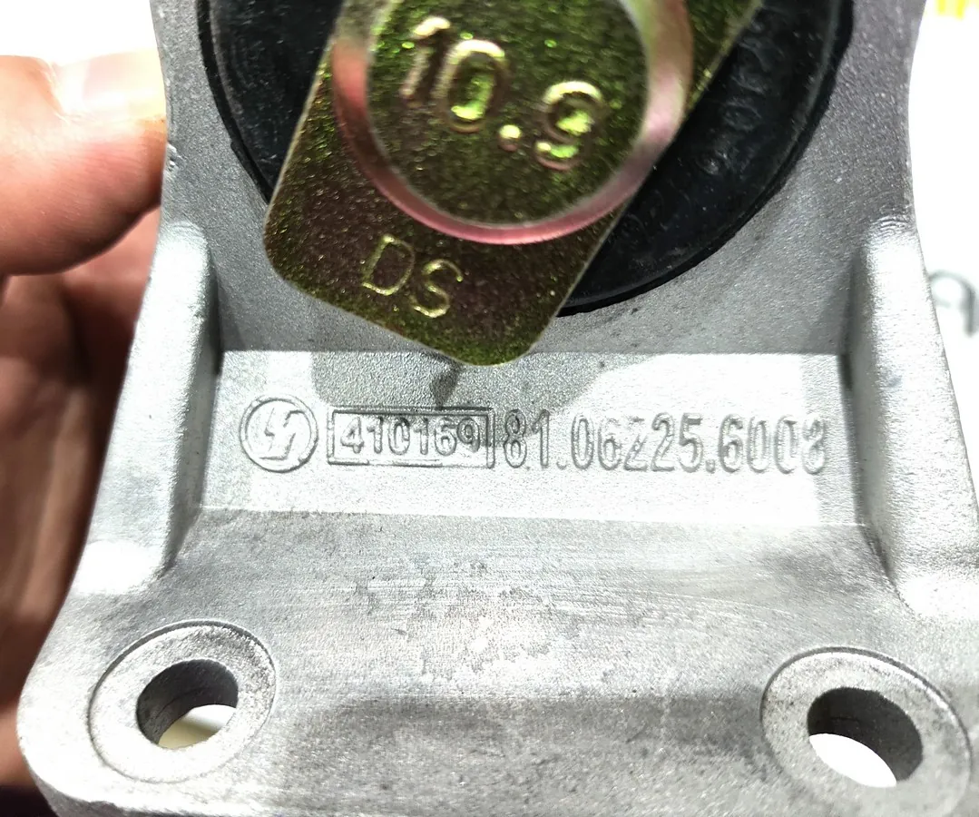 DZ97259531800 - Кронштейн с подушкой опоры радиатора SHACMAN X5000 ОРИГИНАЛ