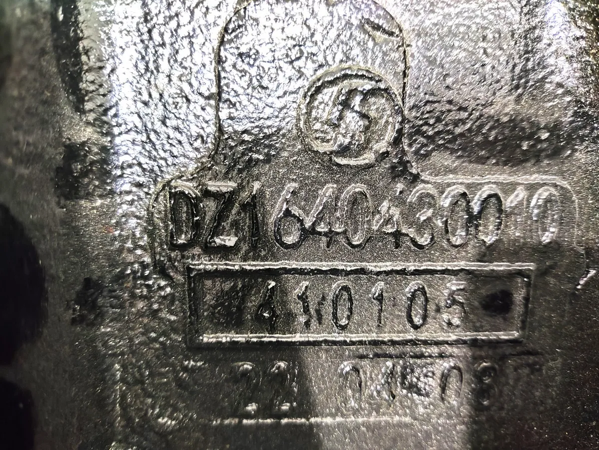 DZ1640430010 - Кронштейн торсиона кабины левый SHACMAN X3000 ОРИГИНАЛ