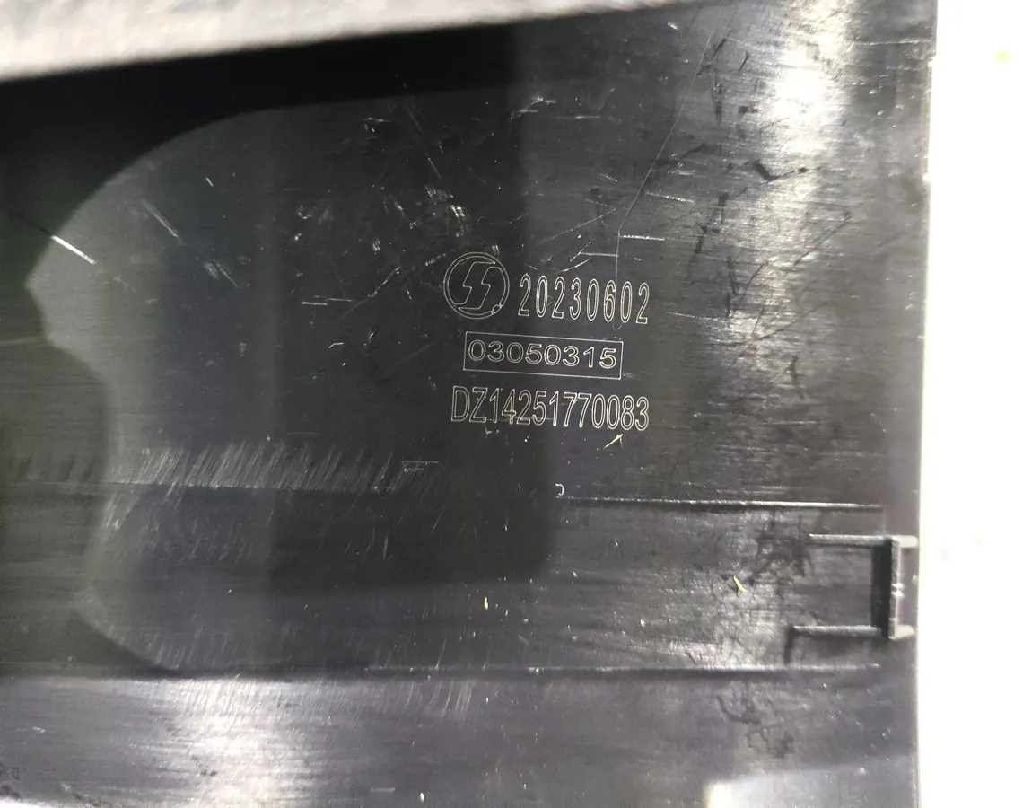 DZ14251770083 - Крышка декоративная верхняя крепления левого зеркала SHACMAN X5000 ОРИГИНАЛ