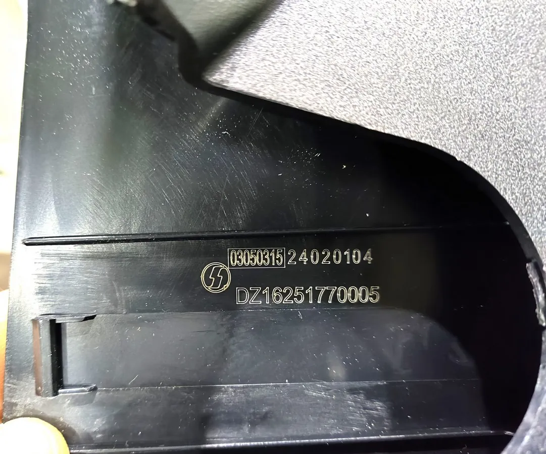 DZ16251770005 - Крышка декоративная нижнего крепления левого зеркала SHACMAN X6000 ОРИГИНАЛ