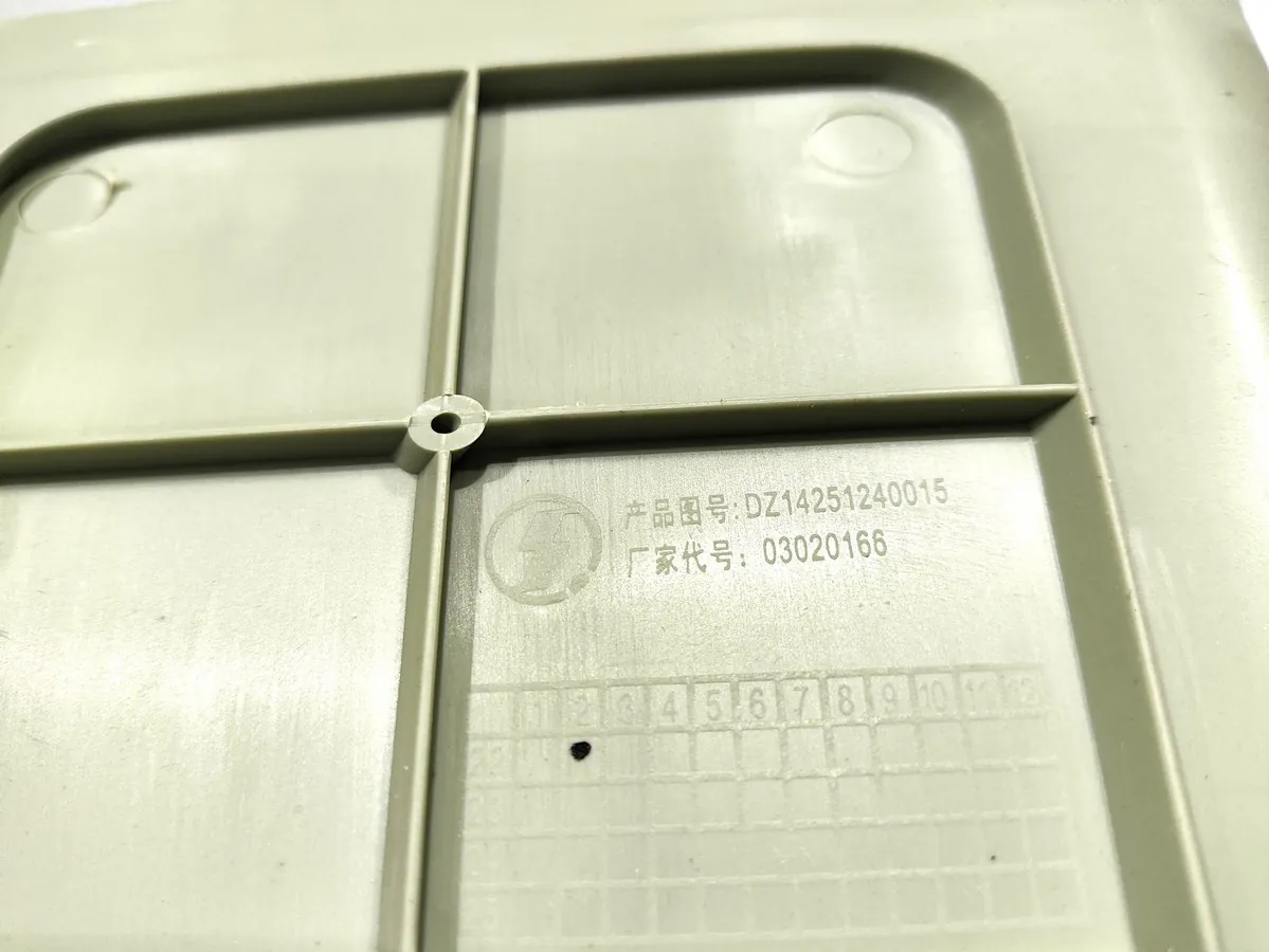 DZ14251240015 - Крышка крыла кабины SHACMAN X3000 ОРИГИНАЛ