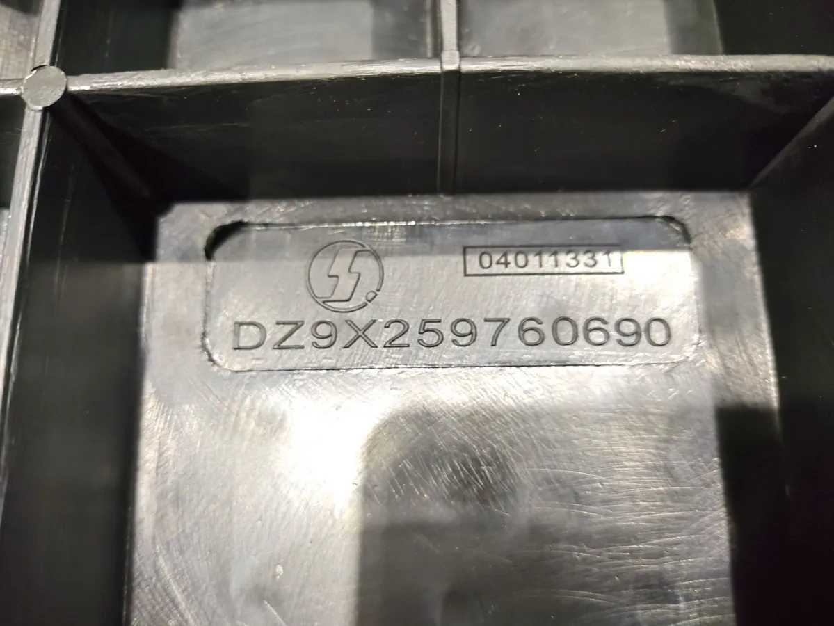 DZ9X259760690 - Крышка ящика АКБ SHACMAN X5000 F3000 ОРИГИНАЛ