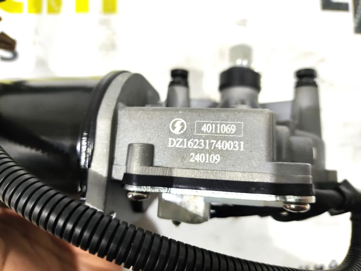 DZ16231740031 - Мотор стеклоочистителя SHACMAN X6000 ОРИГИНАЛ