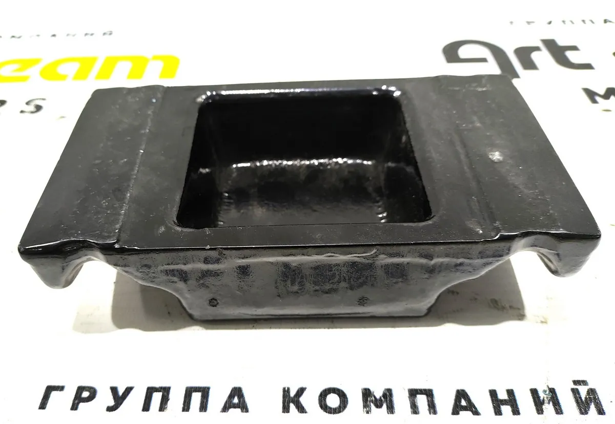 DZ97259690702 - Накладка (башмак под стремянкой) рессоры SHACMAN X5000 ОРИГИНАЛ