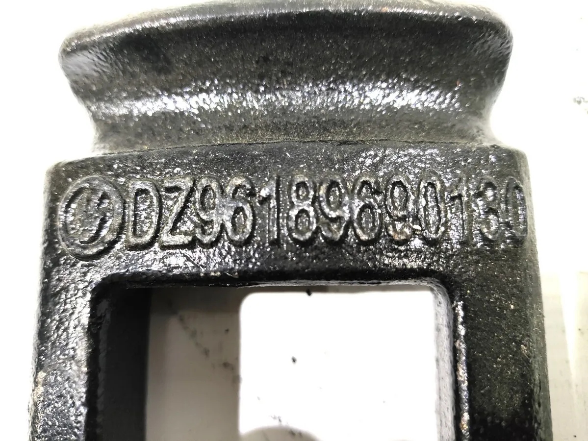 DZ96189690130 - Накладка (башмак под стремянкой) рессоры SHACMAN X6000 ОРИГИНАЛ