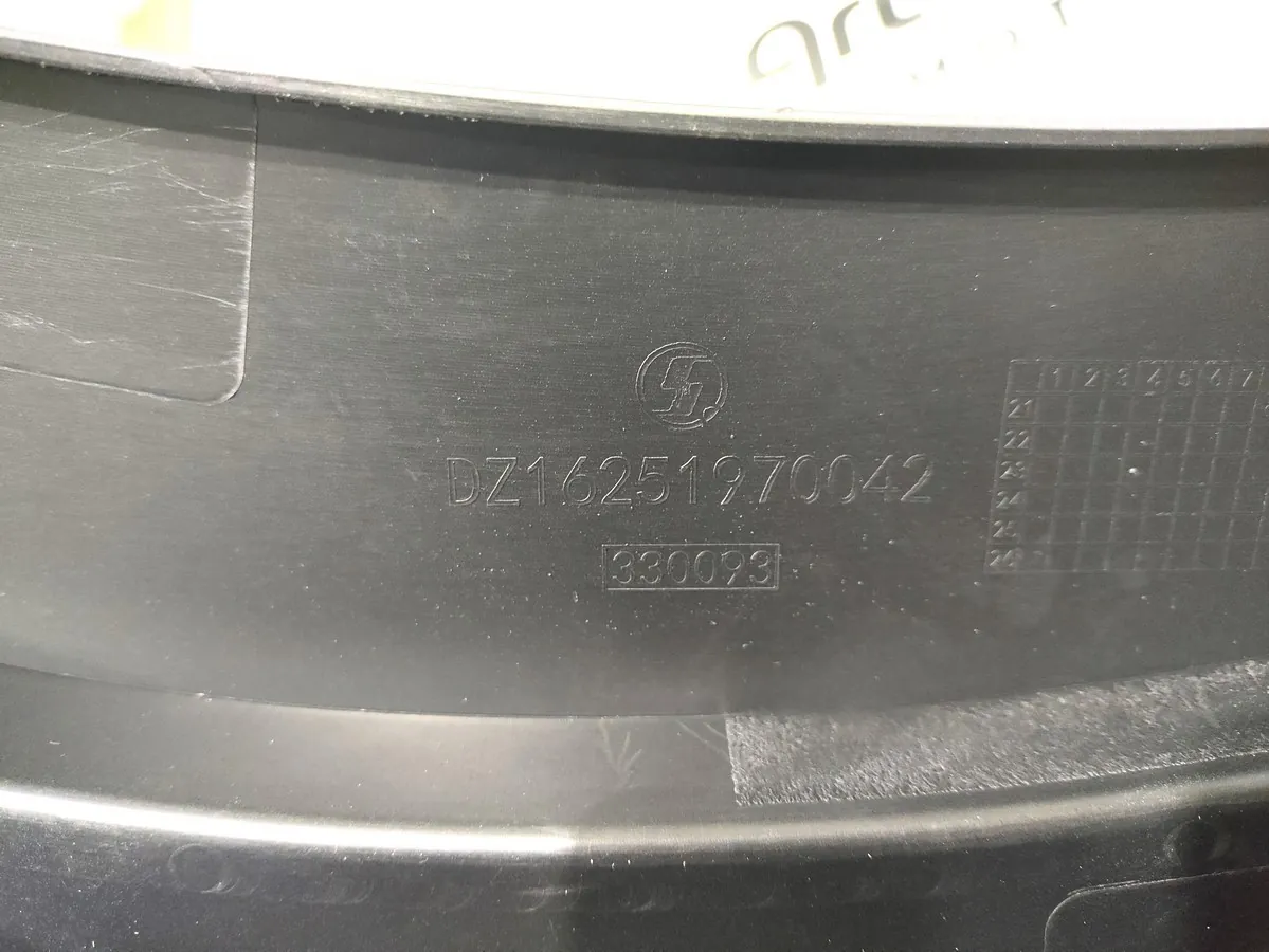 DZ16251970042 - Накладка арка правого колеса SHACMAN X6000 ОРИГИНАЛ