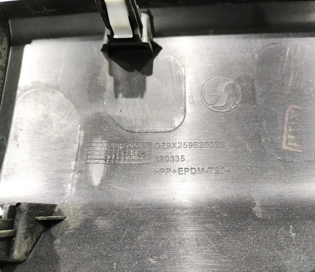 DZ9X259620022 - Накладка бампера верхняя центральная SHACMAN X6000 ОРИГИНАЛ