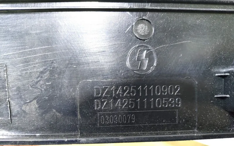 DZ14251110539 - Накладка капота верхняя SHACMAN X5000 ОРИГИНАЛ