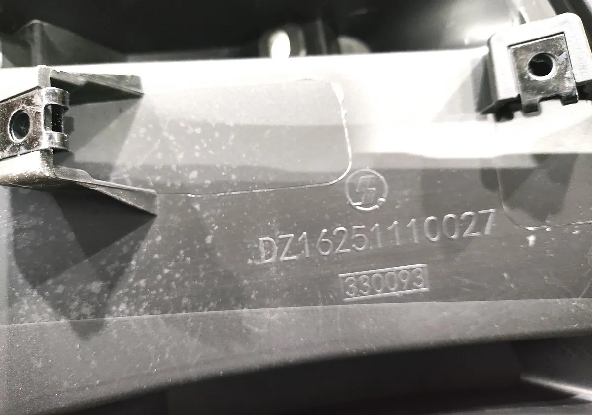 DZ16251110027 - Накладка капота левая с хромированной вставкой SHACMAN X6000 ОРИГИНАЛ