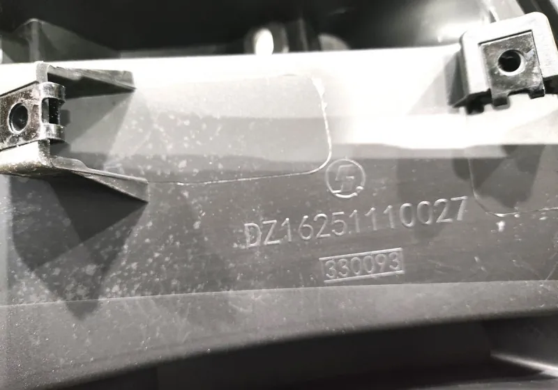 DZ16251110027 - Накладка капота левая с хромированной вставкой SHACMAN X6000 ОРИГИНАЛ