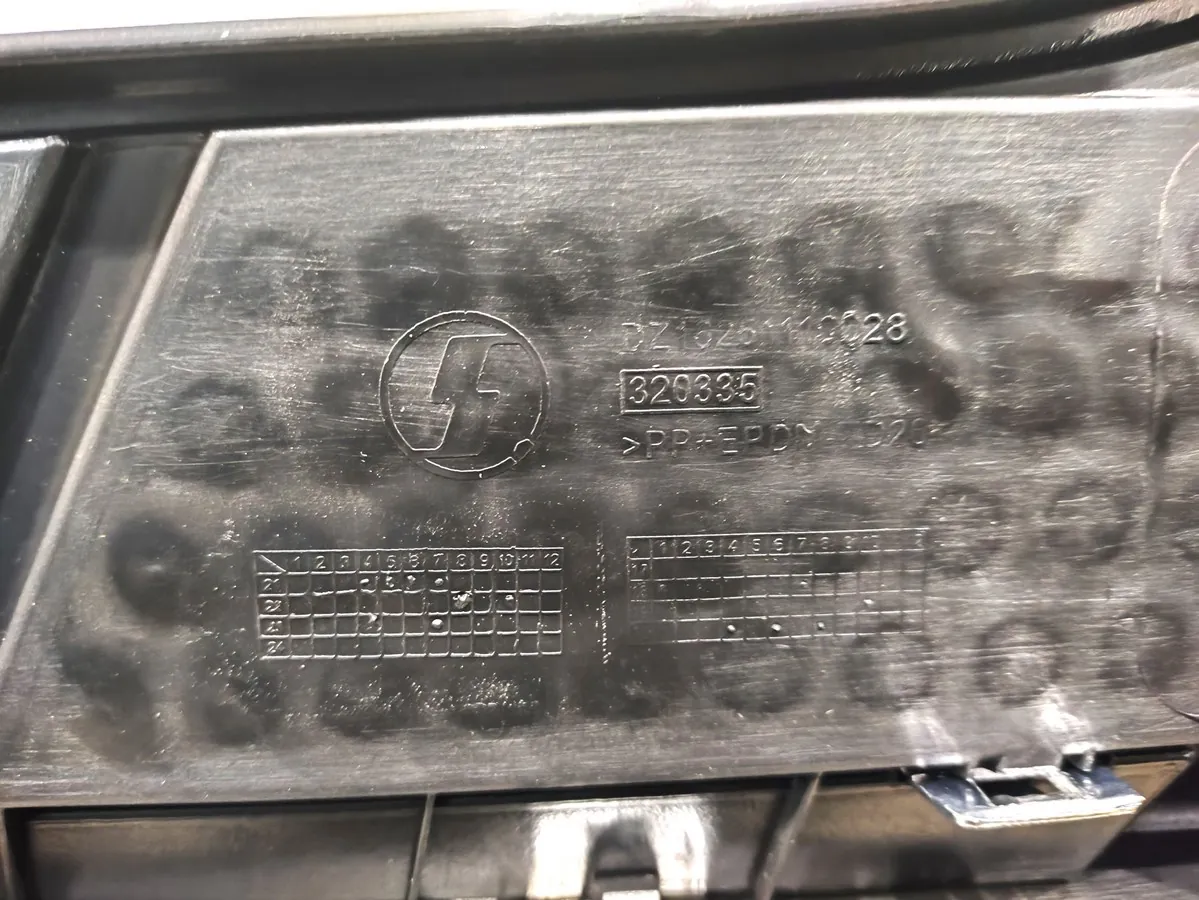 DZ16251110028 - Накладка капота правая с хромированной вставкой SHACMAN X6000 ОРИГИНАЛ