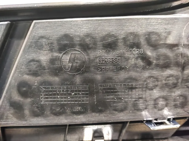 DZ16251110028 - Накладка капота правая с хромированной вставкой SHACMAN X6000 ОРИГИНАЛ