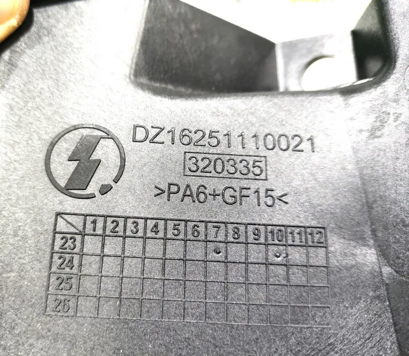 DZ16251110021 - Накладка левой нижней ручки капота SHACMAN X6000 ОРИГИНАЛ