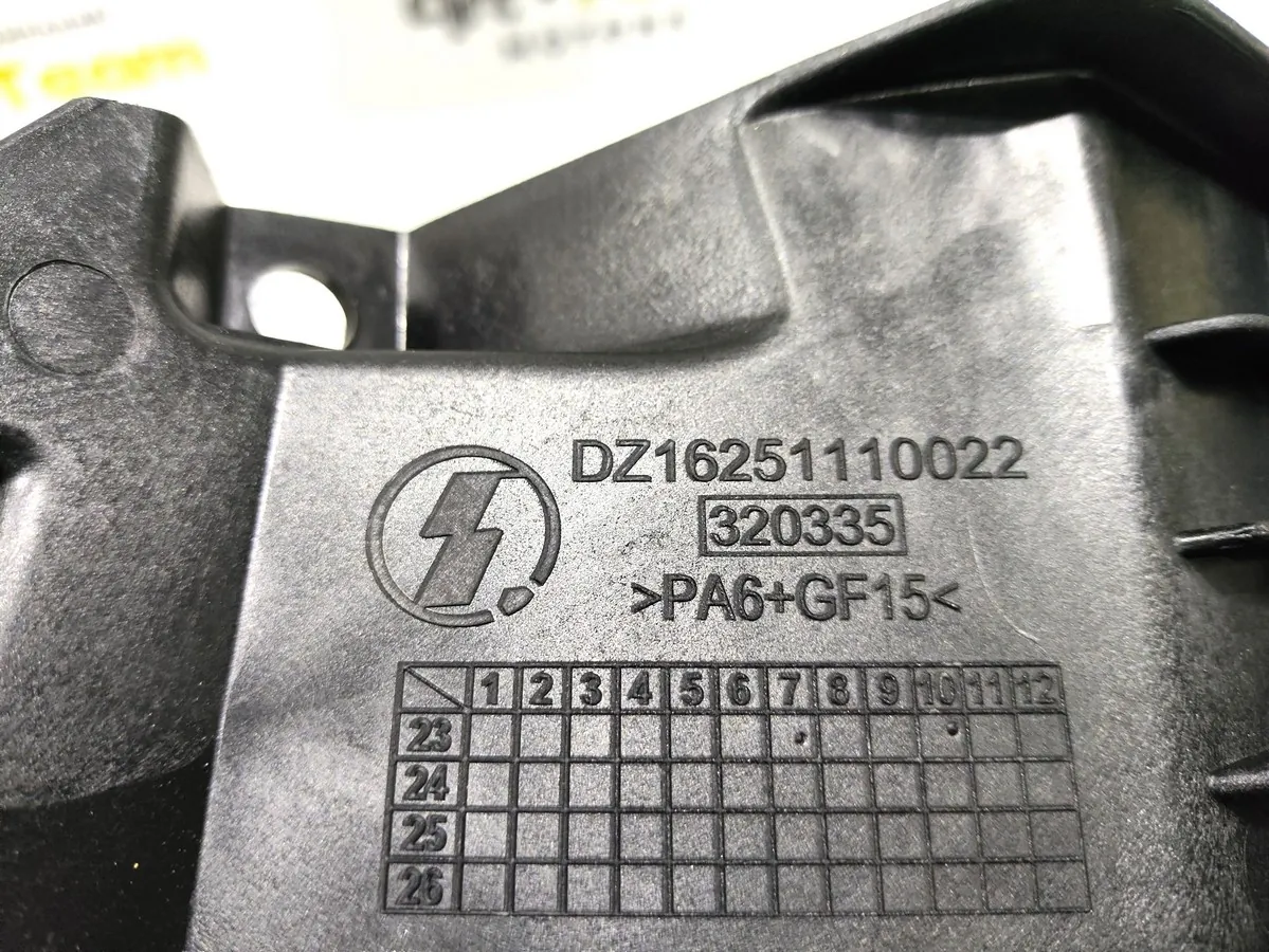 DZ16251110022 - Накладка правой нижней ручки капота SHACMAN X6000 ОРИГИНАЛ