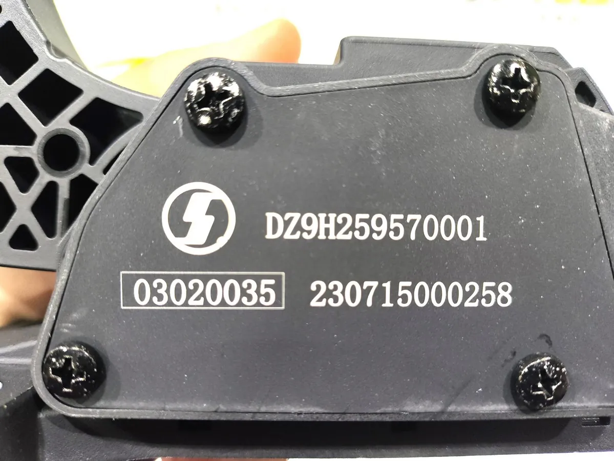 DZ9H259570001 - Педаль газа SHACMAN X6000 ОРИГИНАЛ