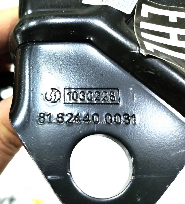 81.62440.0031/81624400031 - Петля капота SHACMAN F2000/F3000 ОРИГИНАЛ