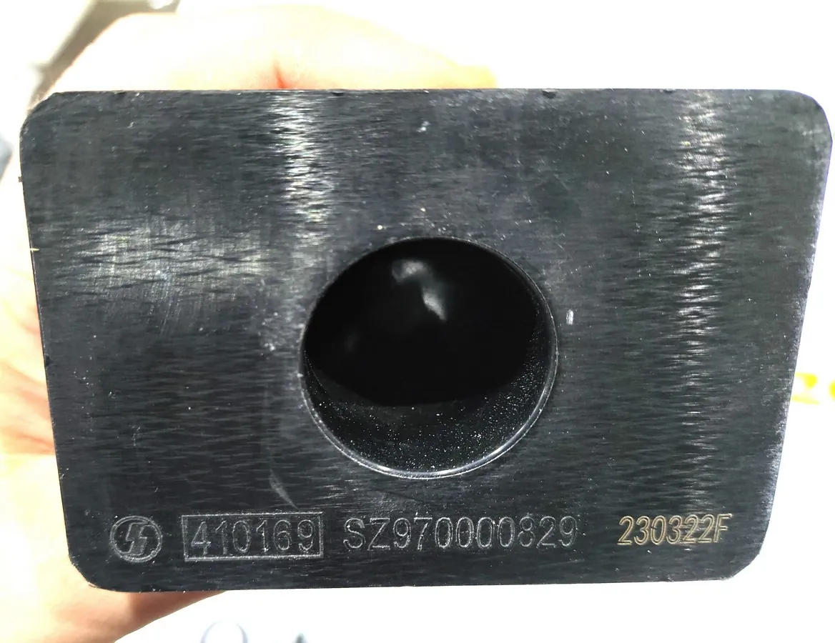 SZ970000829 - Подушка (отбойник) передней рессоры (тягач X5000) SHACMAN X6000 ОРИГИНАЛ