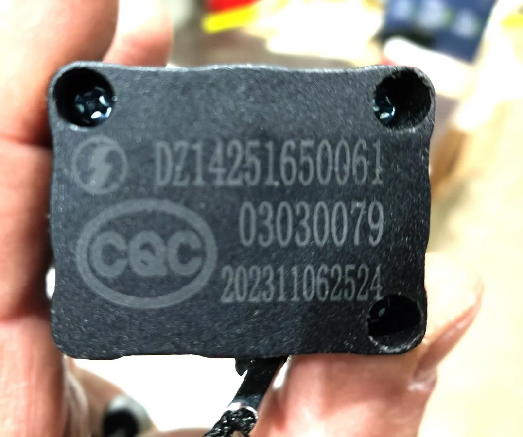 DZ14251650061 - Шторка солцезащитная левая SHACMAN X5000 ОРИГИНАЛ